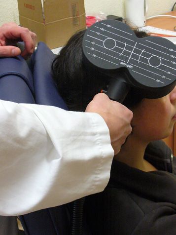 Kann auch eine vorübergehende Störung der Hirnaktivitäten durch Magnetfelder Ängste positiv beeinflussen? Das untersuchen Forscher an der Universität Münster mit Hilfe der transkraniellen Magnetstimulation, einem für die Probanden völlig schmerzfreien Verfahren. © Psychiatrische Klinik, Universität Münster