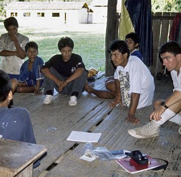 Forscher Joseph Henrich, hier rechts im Bild, publizierte 2005 eine weit reichende Studie zur Fairness. Er und seine Mitarbeiter hatten Menschen unterschiedlichster Kulturen das Ultimatum-Spiel spielen lassen. © Joseph Henrich.