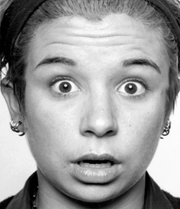 Furcht lässt sich an den hochgezogenen Augenbrauen, den aufgerissenen Augen sowie dem oft geöffneten Mund gut erkennen. © Paul Ekman, Ph.D./ Paul Ekman Group, LLC